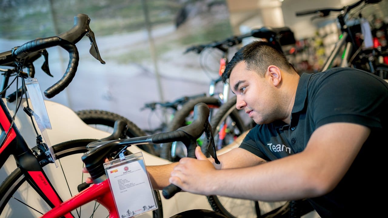 Ob Renn-, Touren- oder Hollandrad: Milos Stojanov kennt sich mit den Besonderheiten der verschiedenen Radtypen aus. Ob Renn-, Touren- oder Hollandrad: Milos Stojanov kennt sich mit den Besonderheiten der verschiedenen Radtypen aus.