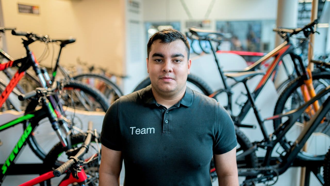 Ausbildung zwischen Rädern: Milos Stojanov lernt in zwei Jahren, wie man Fahrräder professionell zusammenbaut. Ausbildung zwischen Rädern: Milos Stojanov lernt in zwei Jahren, wie man Fahrräder professionell zusammenbaut.