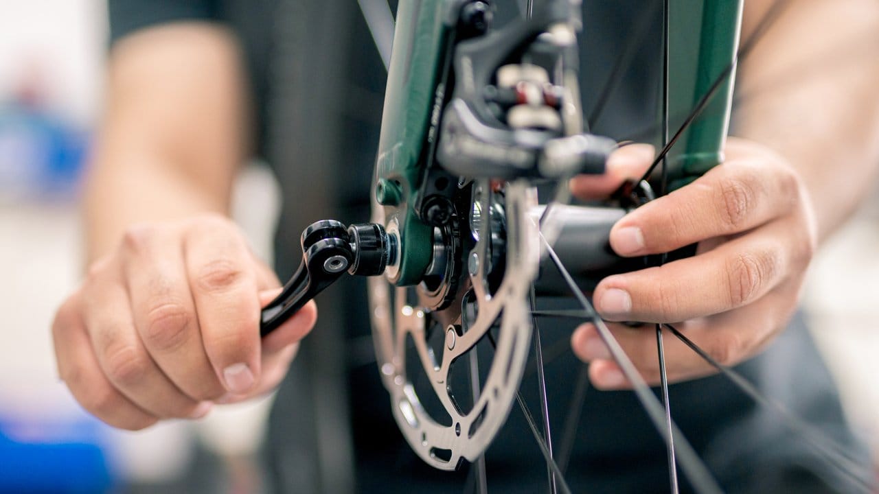 Wer eine Affinität zum Schrauben und Tüfteln mitbringt, ist in der Ausbildung zum Fahrradmonteur gut aufgehoben. Wer eine Affinität zum Schrauben und Tüfteln mitbringt, ist in der Ausbildung zum Fahrradmonteur gut aufgehoben.
