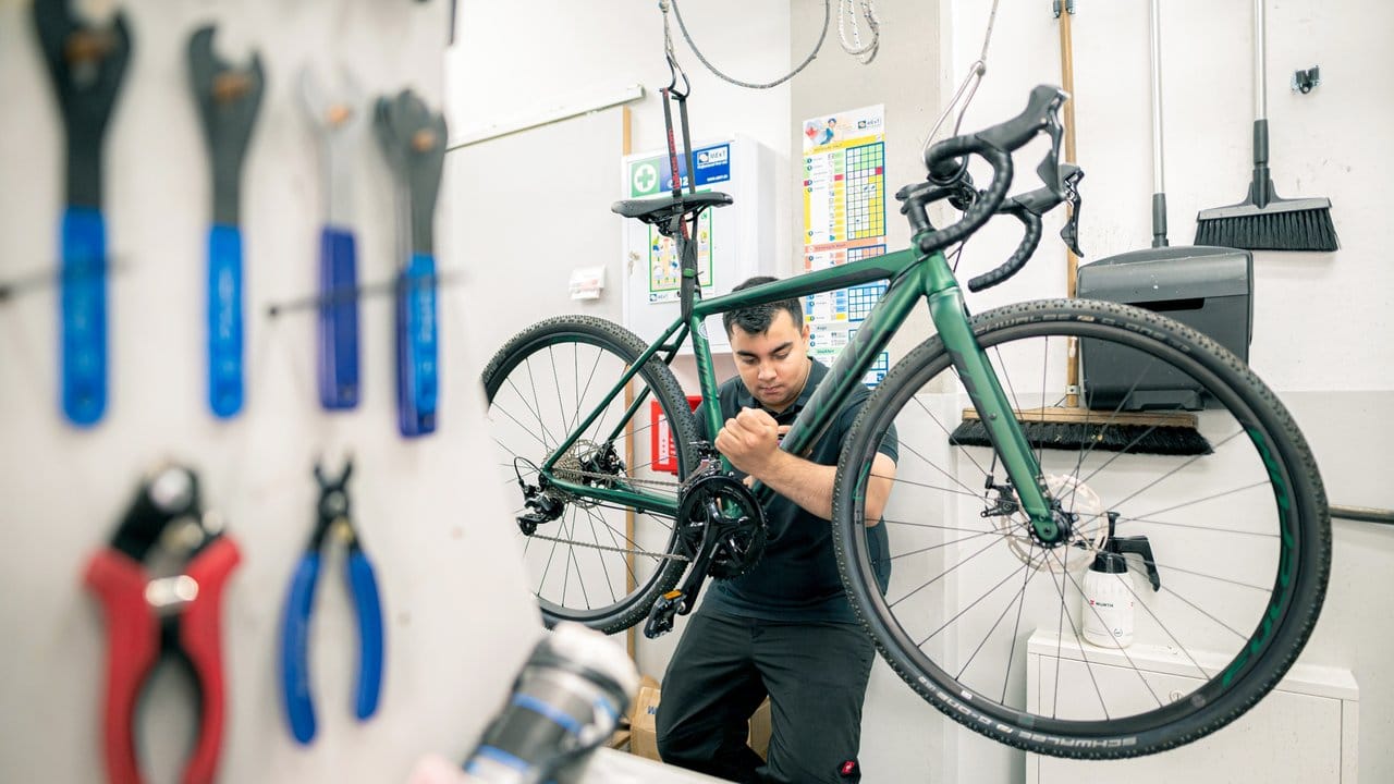 Nach Anbringung der Pedale ist das Rad wieder einsatzbereit: Milos Stojanov macht eine Ausbildung zum Fahrradmonteur in Cuxhaven. Nach Anbringung der Pedale ist das Rad wieder einsatzbereit: Milos Stojanov macht eine Ausbildung zum Fahrradmonteur in Cuxhaven.