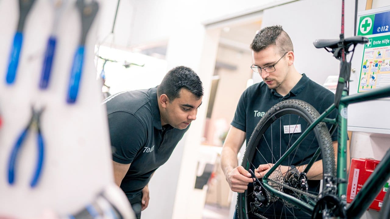 In seiner Ausbildung lernt Milos Stojanov, worauf es bei der Arbeit als Fahrradmonteur ankommt. In seiner Ausbildung lernt Milos Stojanov, worauf es bei der Arbeit als Fahrradmonteur ankommt.