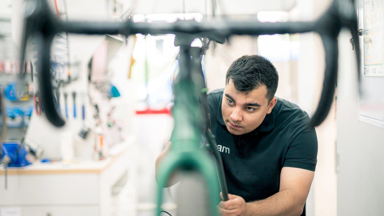 2020 hat der Fahrradverkauf Hochsaison: Milos Stojanov hat als angehender Fahrradmonteur in Cuxhaven alle Hände voll zu tun. 2020 hat der Fahrradverkauf Hochsaison: Milos Stojanov hat als angehender Fahrradmonteur in Cuxhaven alle Hände voll zu tun.