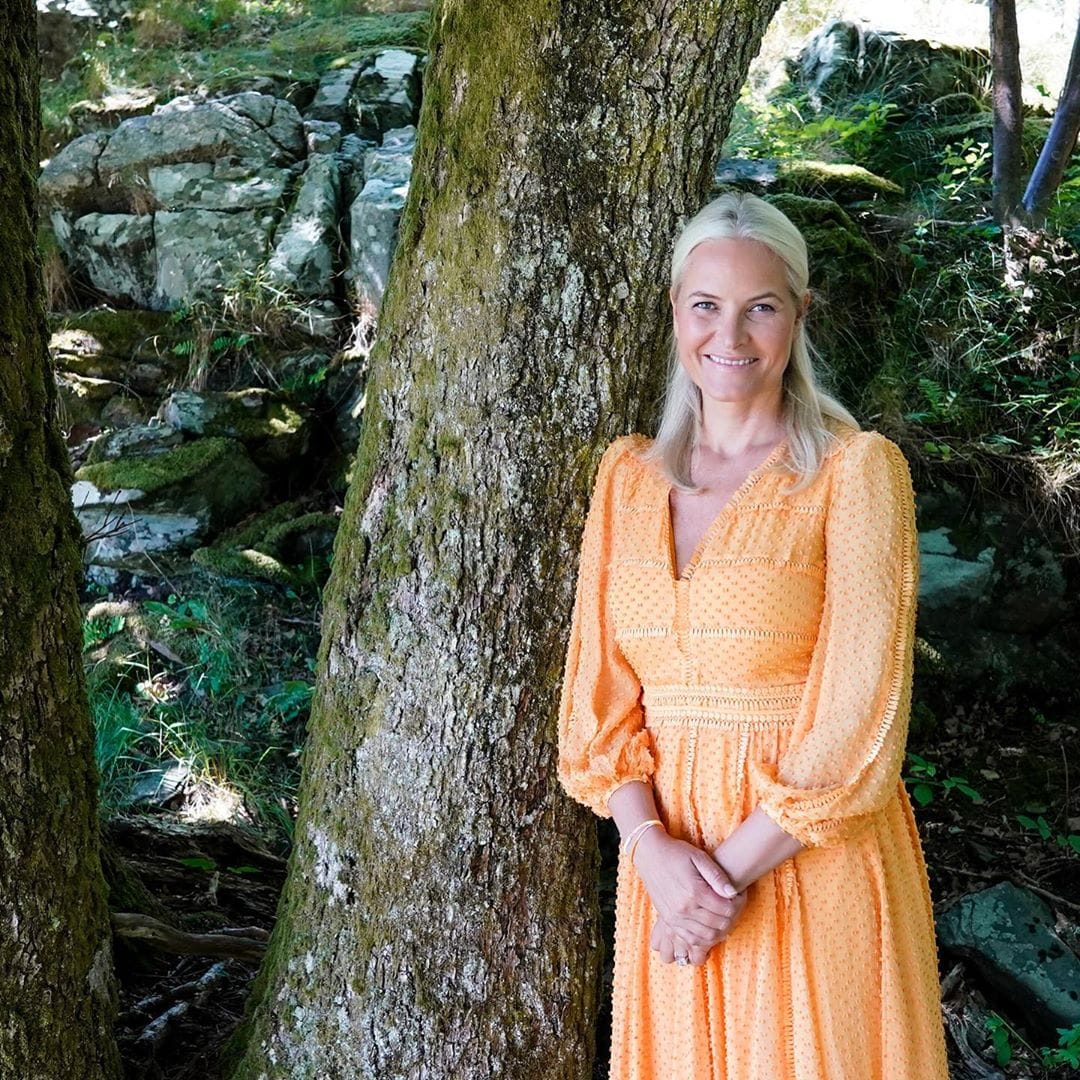 Kronprinzessin Mette-Marit wählte für das Shooting ein orangefarbenes Kleid.