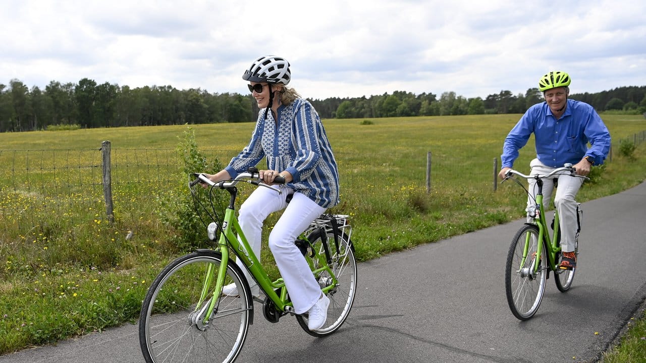 Königin Mathilde von Belgien und König Philippe von Belgien bei einer Fahrradtour.