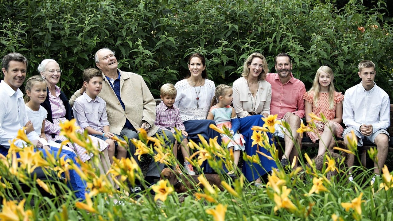 Die dänische Königsfamilie im Park ihrer Sommerresidenz Schloss Graasten im Jahr 2015.