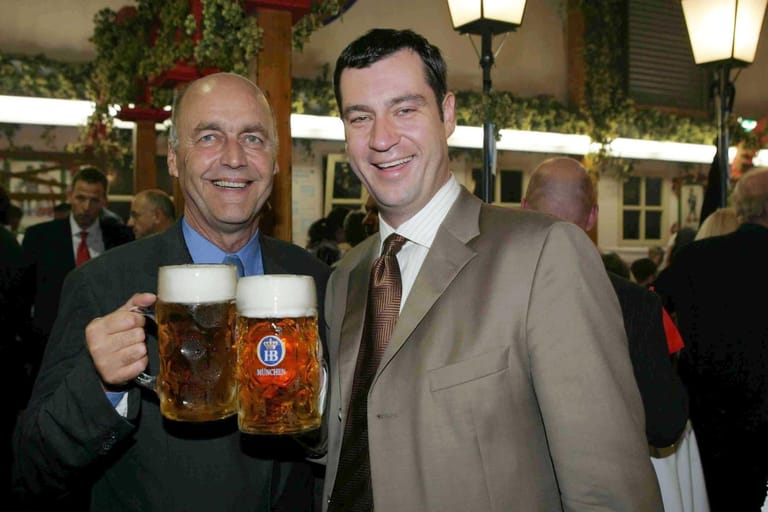 Markus Söder im Jahr 2004 mit dem CDU-Generalsekretär Laurenz Meyer auf dem Oktoberfest: Söder ist selbst seit 2003 Generalsekretär der CSU, sein bisher wichtigster Posten.