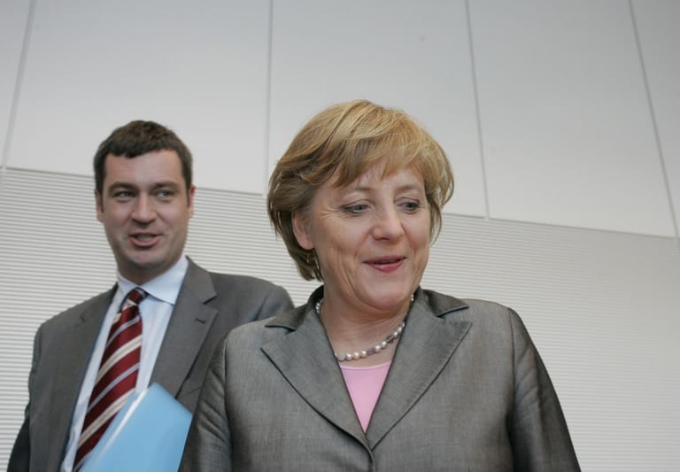 Markus Söder im Juni 2005 mit Angela Merkel: Merkel wird im November des Jahres das erste Mal zur Bundeskanzlerin gewählt werden. Söder arbeitet als CSU-Generalsekretär am Regierungsprogramm mit.