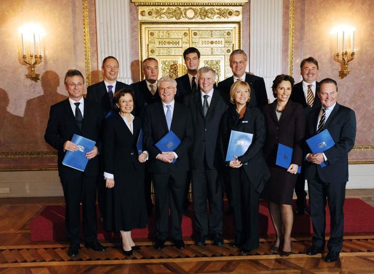 Es folgen Ministerposten im Kabinett von Horst Seehofer ab 2008 (Foto) zunächst als Staatsminister für Umwelt und Gesundheit und dann ab 2011 als Finanzminister.