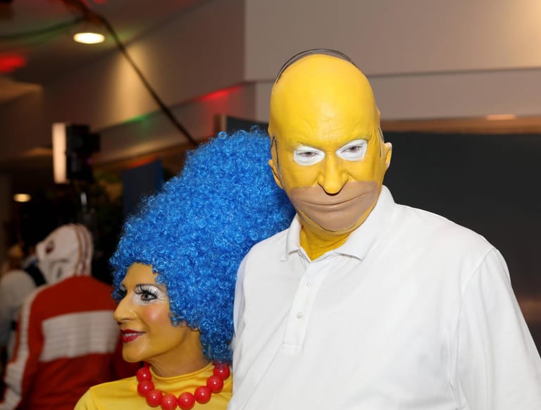 2017 ist der damalige Finanzminister Bayerns als Homer Simpson verkleidet und seine Ehefrau Karin Baumüller-Söder als Marge.