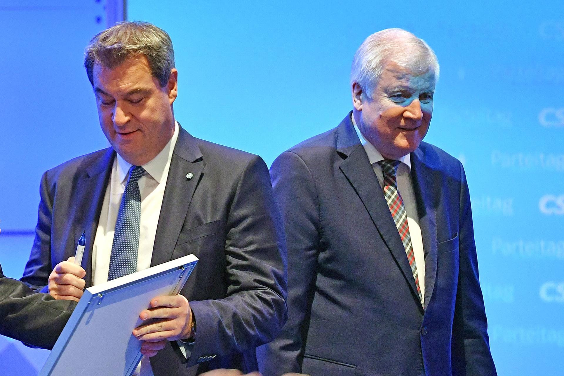 Anfang 2019 ist die Machtübergabe in der CSU dann vollendet: Ein Parteitag wählt Markus Söder zum Vorsitzenden, Horst Seehofer tritt ab und konzentriert sich künftig auf seinen Job in Berlin, wo er seit 2018 Innenminister ist.