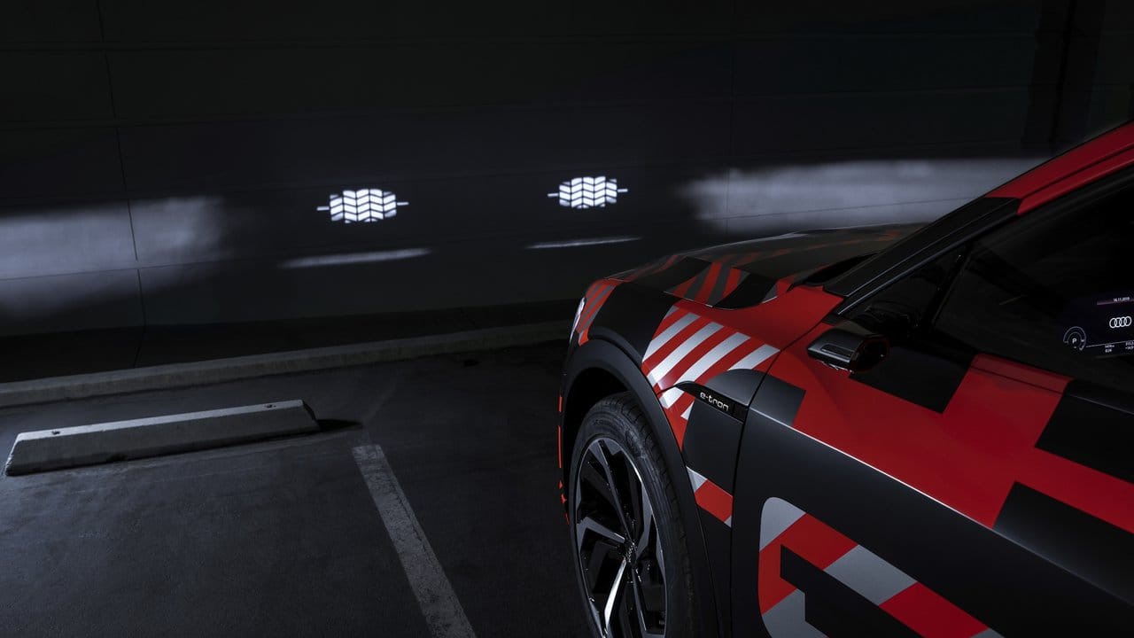 Unheimliche Begegnung der dritten Art? Nein, beim Audi E-Tron Sportback könnten sich bald weitere Lichtsequenzen zur Begrüßung nachträglich kaufen lassen.