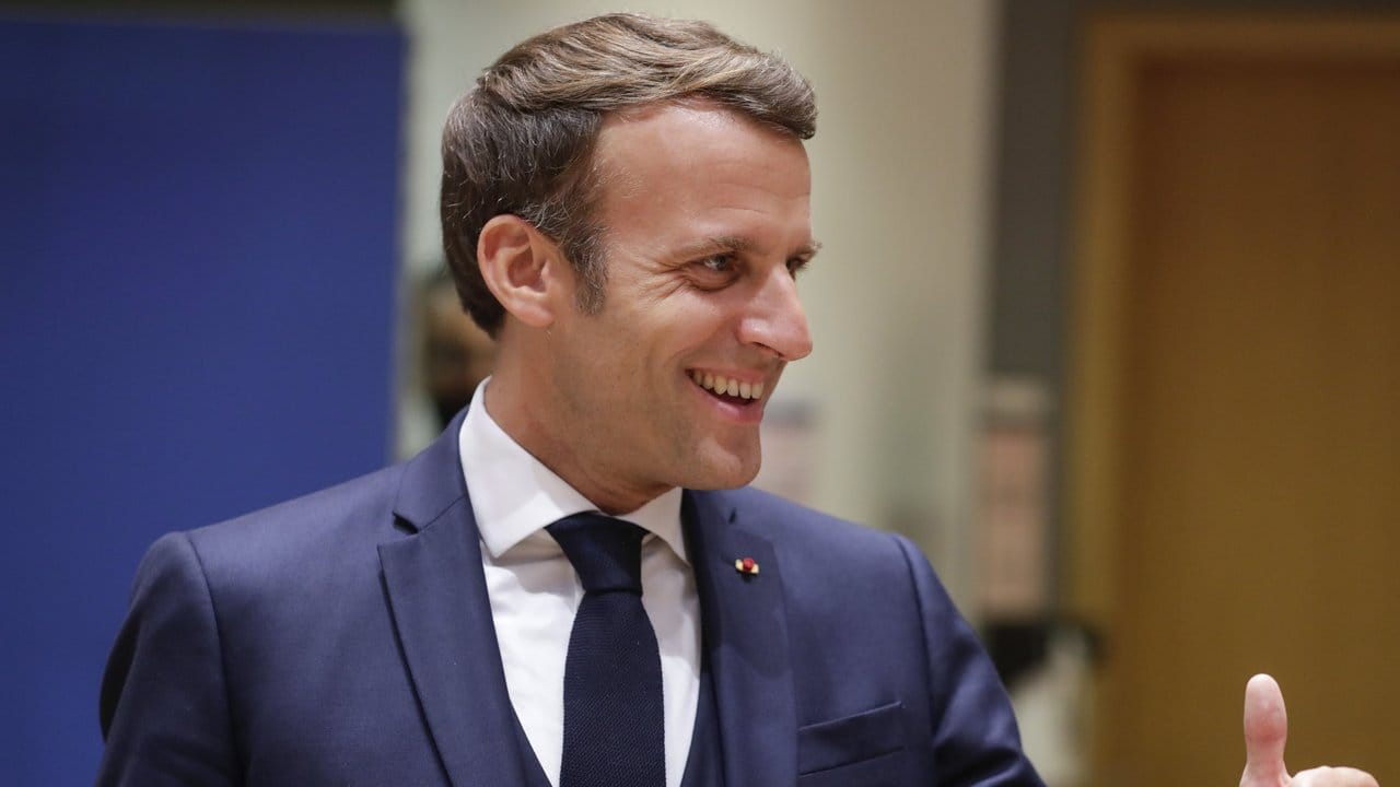 Frankreichs Präsident Emmanuel Macron freut sich über die Einigung.