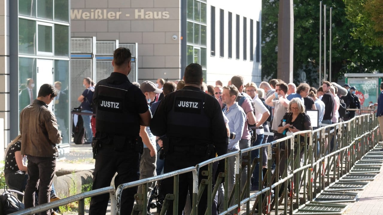 Prozessbeobachter und Journalisten stehen vor dem Landgericht in Magdeburg.