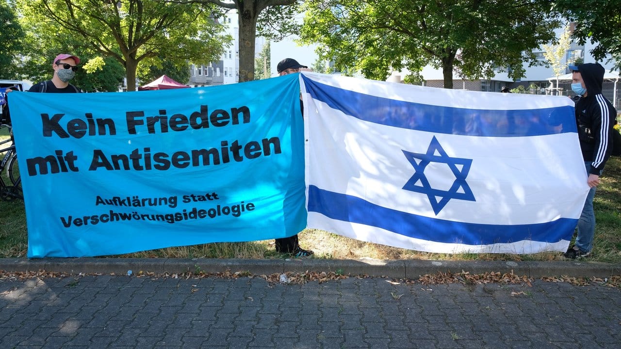 Vor dem Landgericht gibt es eine Kundgebung gegen Antisemitismus.