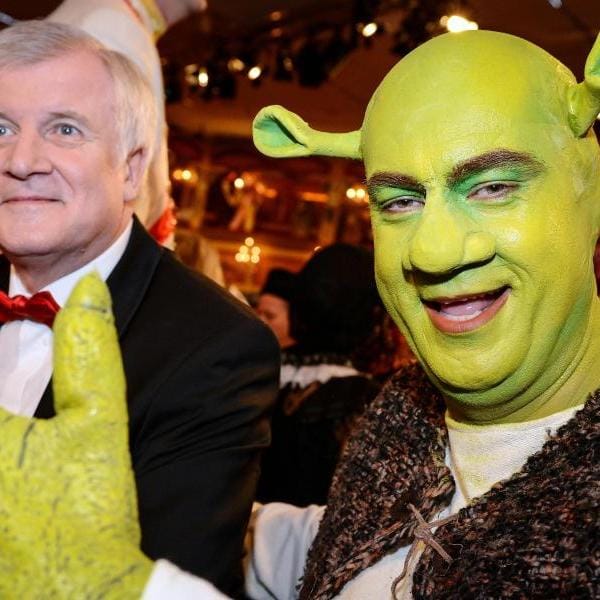 Markus Söder liebt den großen Auftritt – auch bei Fastnacht. Die Interpretation seiner Kostüme liefert er dabei oft selbst mit, wie im Jahr 2014, als der damalige Finanzminister die Filmfigur Shrek gab. "Ich bin halt jetzt der Franken-Shrek, manchmal sogar noch der Seehofer-Shrek, wenn es sein muss."