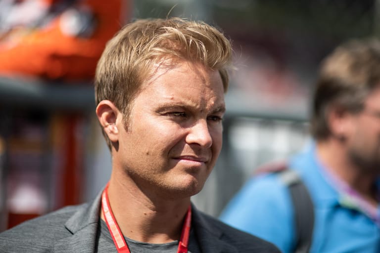 Lange Zeit stand Nico Rosberg in der Formel 1 im Schatten von Landsmann und Vierfach-Weltmeister Sebastian Vettel. Bis der heute 35-Jährige endlich selbst zum Champion wurde. Zuvor hatte er sich bei Mercedes mit seinem Teamkollegen Lewis Hamilton harte Kämpfe um den Titel geleistet. 2016 war es schließlich so weit. Nach seinem WM-Erfolg verkündete Rosberg sein sofortiges Karriereende.