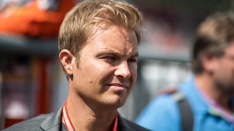 Lange Zeit stand Nico Rosberg in der Formel 1 im Schatten von Landsmann und Vierfach-Weltmeister Sebastian Vettel. Bis der heute 35-Jährige endlich selbst zum Champion wurde. Zuvor hatte er sich bei Mercedes mit seinem Teamkollegen Lewis Hamilton harte Kämpfe um den Titel geleistet. 2016 war es schließlich so weit. Nach seinem WM-Erfolg verkündete Rosberg sein sofortiges Karriereende.