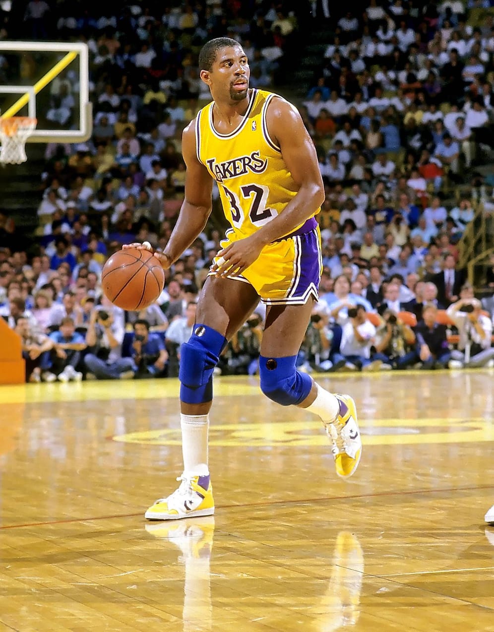 Fünfmal Meister mit den Lakers, Olympia-Gold und Dutzende persönliche Ehrungen. Magic Johnson gehörte zu den besten Basketballspielern des Planeten, ehe 1991 bei einer Routine-Untersuchung seine HIV-Infektion entdeckt wird. Johnson beendete seine Karriere, auch, weil es die unbegründete Sorge gab, Johnson könne seine Mitspieler anstecken. Nach einer hitzigen Debatte kehrte er 1994 als Spielertrainer zu den Lakers zurück. Das Engagement dauerte nicht lang – 1996 ist endgültig Schluss.