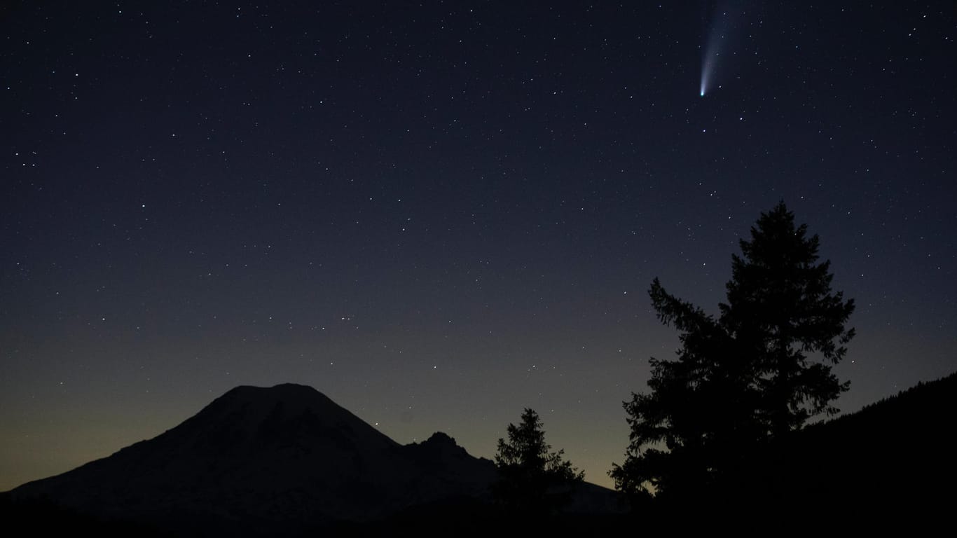 Komet über Mount Rainier