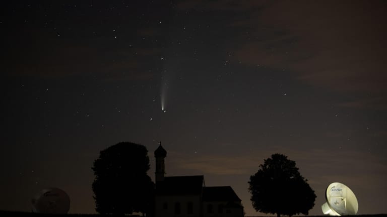 Komet Neowise an der Erdfunkstelle Raisting