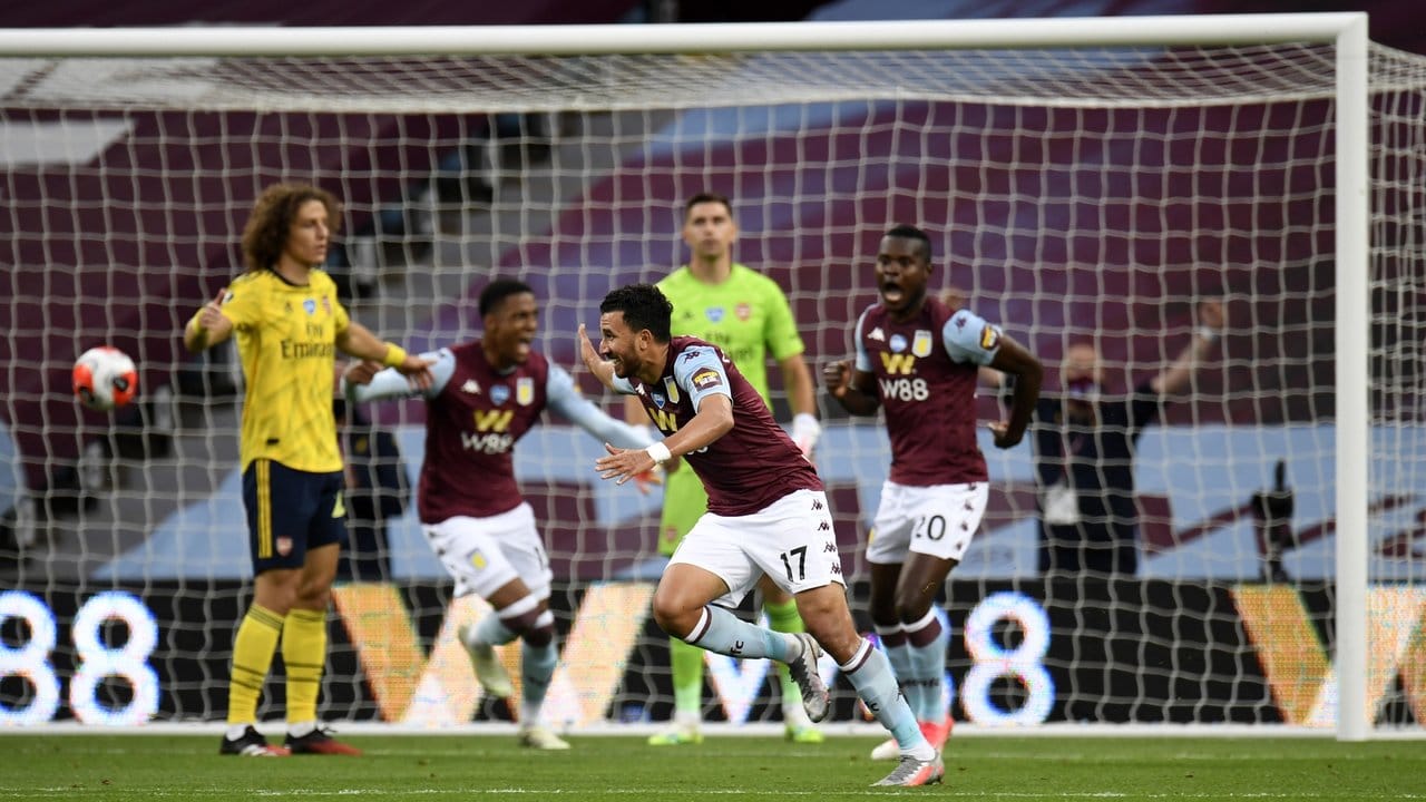 Torschütze Trezeguet (vorn/17) von Aston Villa feiert das 1:0 gegen den FC Arsenal.