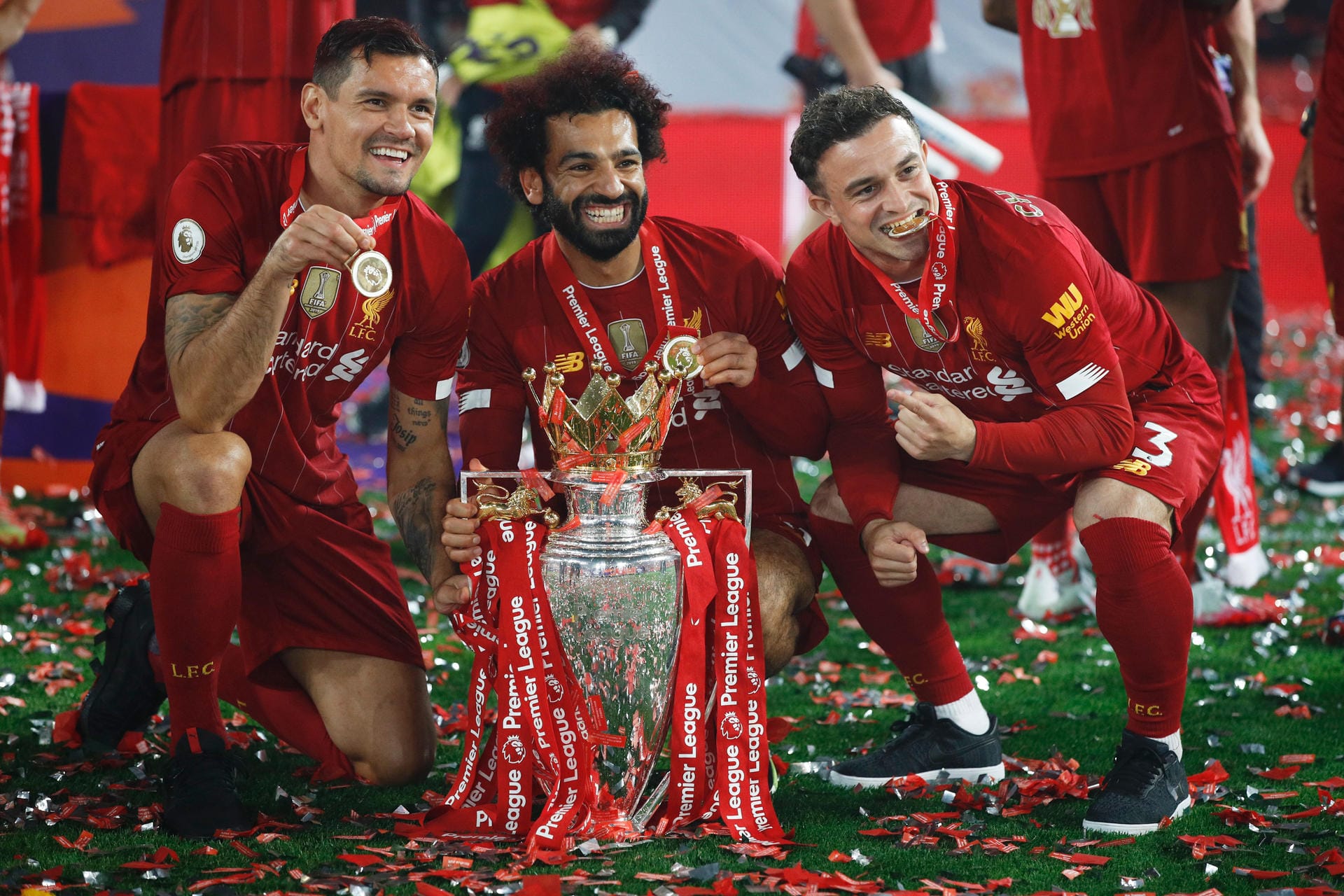 Auch wenn er ohne Treffer blieb: Stürmer Mohamed Salah (M.) freute sich mit seinen Mannschaftskamerdan Dejan Lovren (li.) und Xherdan Shaqiri über den Meistertitel.