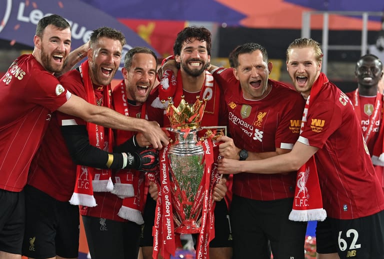 "Campeones, Campeones" sangen die Liverpool-Spieler nach der Titel-Übergabe in den Nachthimmel von Anfield.