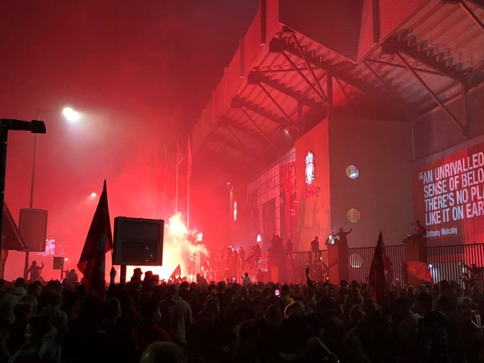Keine normale Meisterfeier: Vor dem Stadion an der Anfield Road feierten Tausende Liverpool-Fans mit.