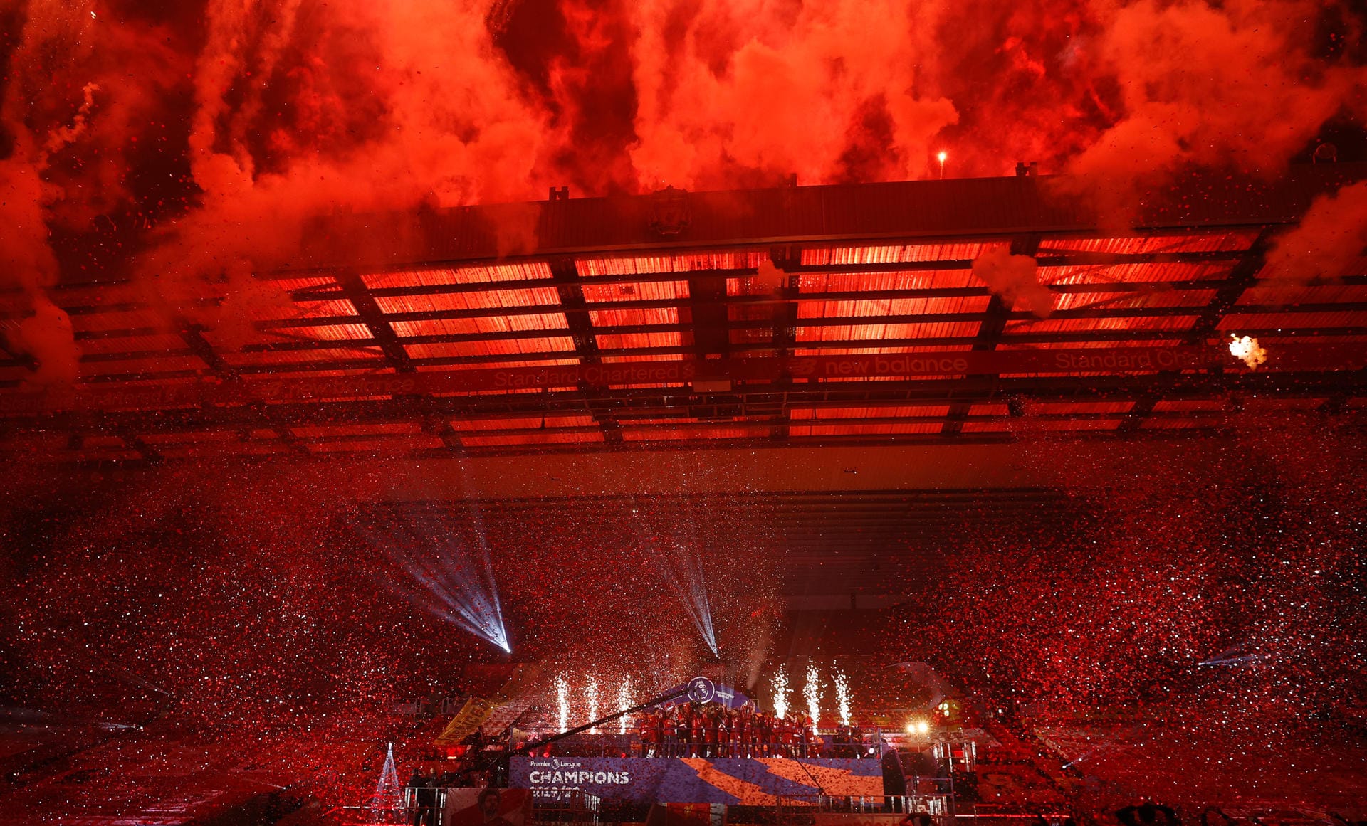 Die rote Hölle: Feuerwerk taucht die berühmte Liverpool-Tribüne "The Kop" in imposantes Licht.