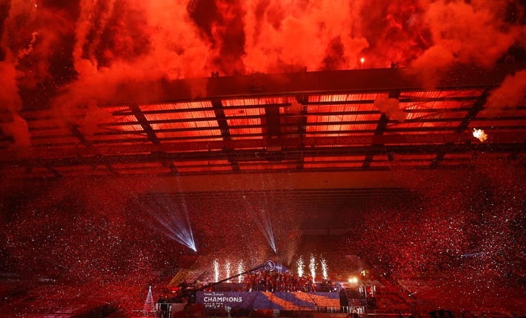 Die rote Hölle: Feuerwerk taucht die berühmte Liverpool-Tribüne "The Kop" in imposantes Licht.