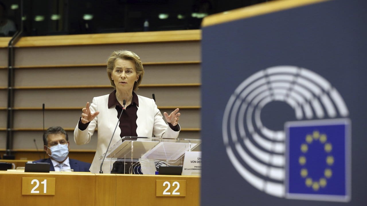 Kommissionspräsidentin Ursula von der Leyen äußert sich im Europäischen Parlament.