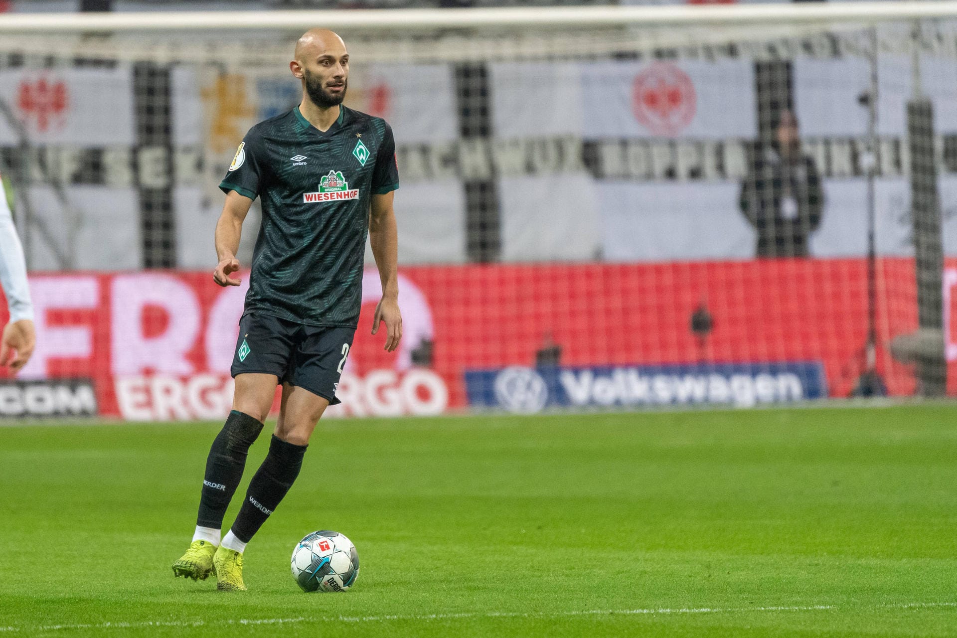 Bisher war Ömer Toprak nur ausgeliehen, jetzt gehört er fest zum Kader von Werder Bremen: Der türkische Nationalspieler wechselt für 3,5 Millionen Euro vom BVB an die Weser.