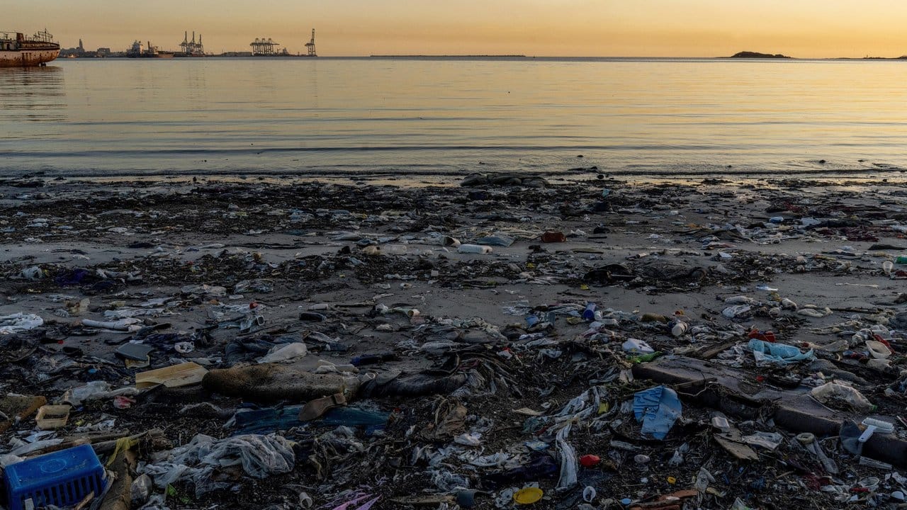 Müll liegt am Strand Capurro in der Bucht von Montevideo/Uruguay.