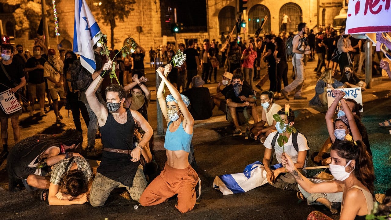 Demonstranten protestieren gegen den israelischen Ministerpräsidenten Netanjahu in der Nähe seiner Residenz.