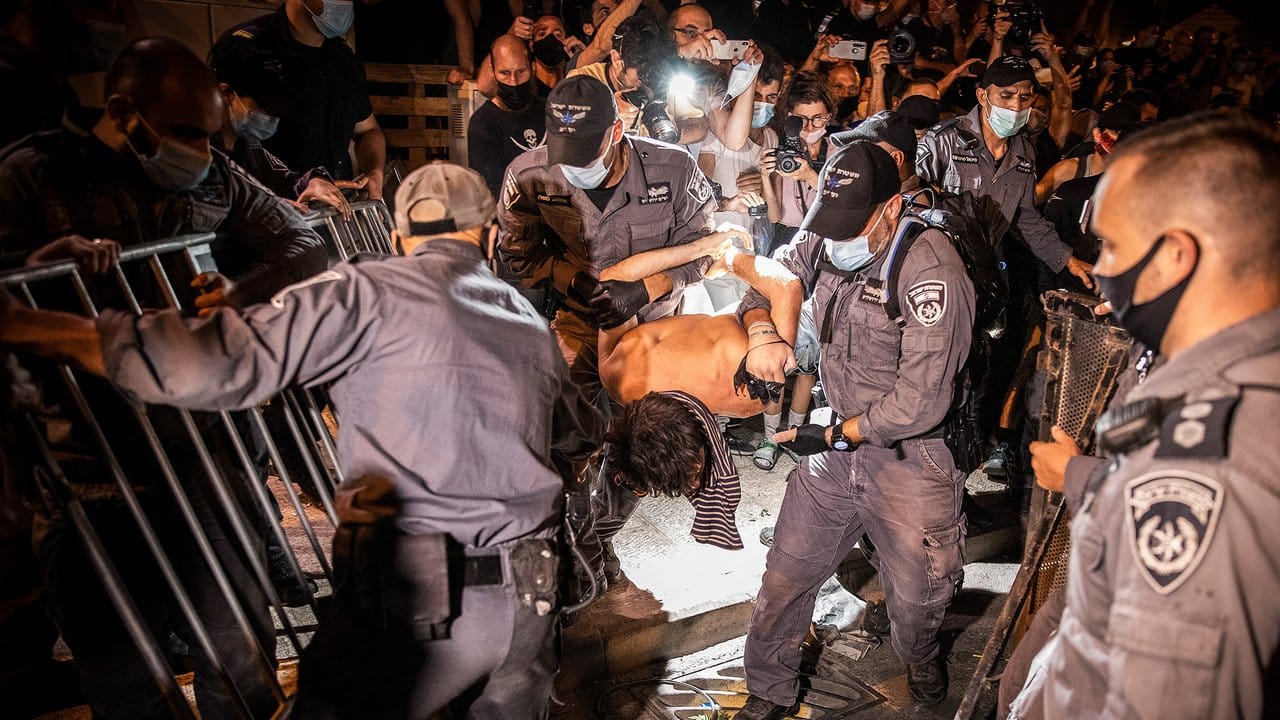 Polizisten verhaften einen Mann während eines Protests gegen den israelischen Premierminister Netanjahu in Jerusalem.