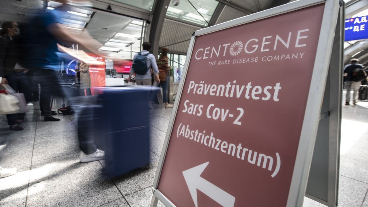 Deutschlands erstes "Flughafen-Corona-Test"-Zentrum am Passagiere gehen am Flughafen Frankfurt.