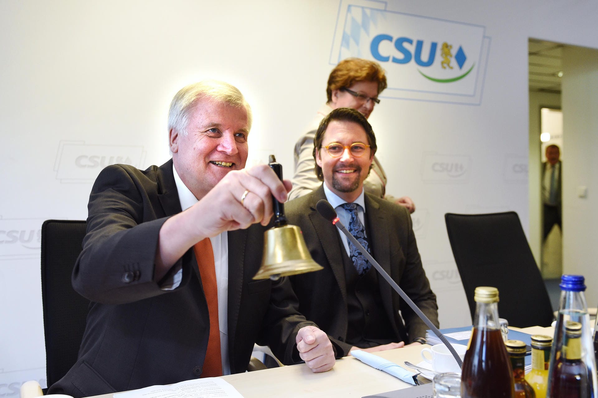 Bald schon ist Scheuer auch in der Partei oben angekommen. 2013 wird er Generalsekretär – und darf neben dem damaligen Parteichef Horst Seehofer sitzen, wenn er zur Vorstandssitzung läutet.