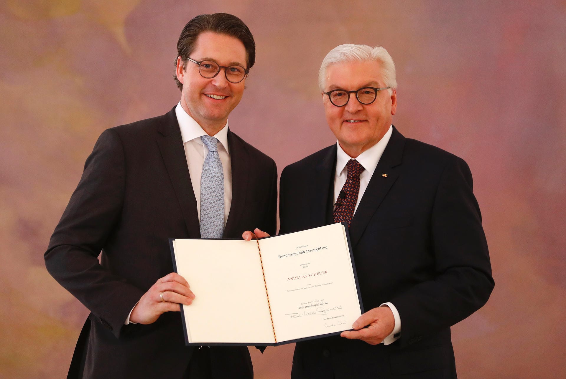 Der bisherige Höhepunkt seiner Karriere: 2018 wird Scheuer Verkehrsminister. Bundespräsident Frank-Walter Steinmeier überreicht ihm im März die Ernennungsurkunde im Schloß Bellevue.