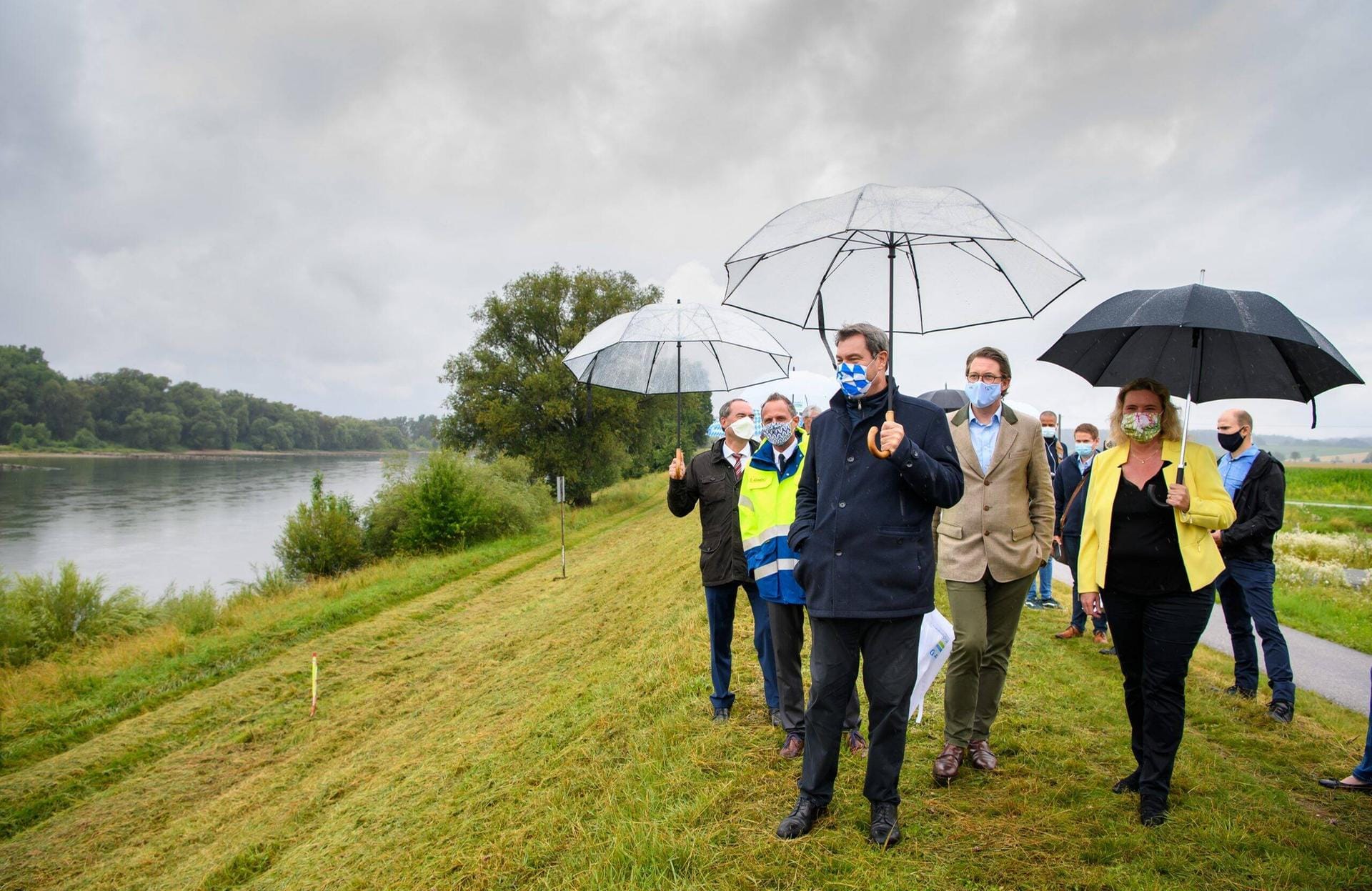 Doch das Maut-Debakel und andere Pannen überdecken zunehmend alles andere. Auch, wenn er wie auf diesem Foto mit Ministerpräsident Markus Söder den Donauausbau symbolisch starten darf.