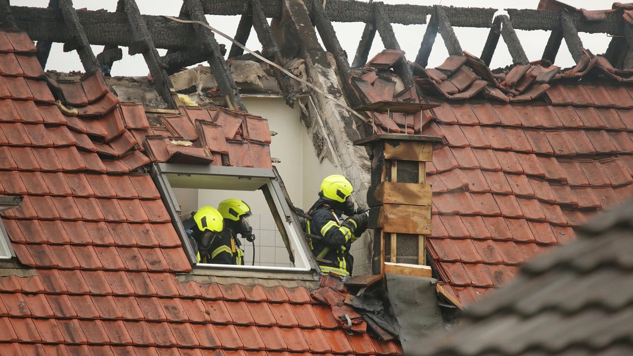 Das Flugzeug soll auf das Hausdach gestürzt sein, das daraufhin Feuer fing.