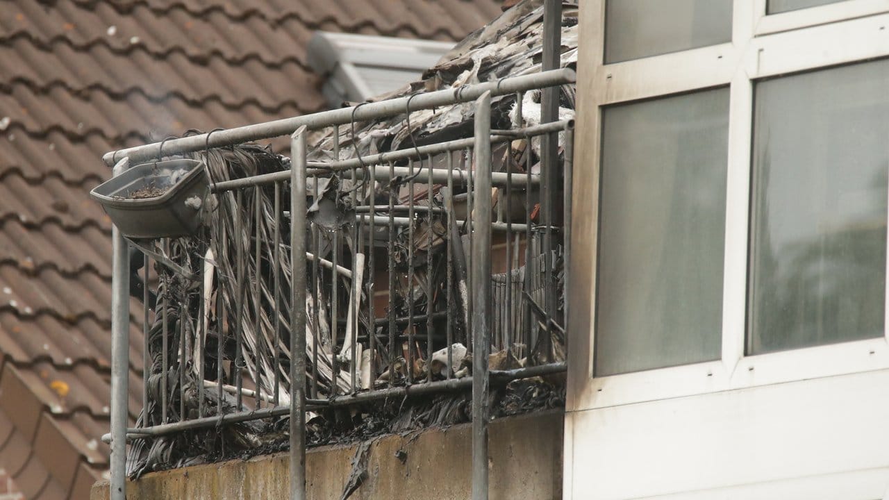 Verkohlte Trümmer auf einem Balkon.