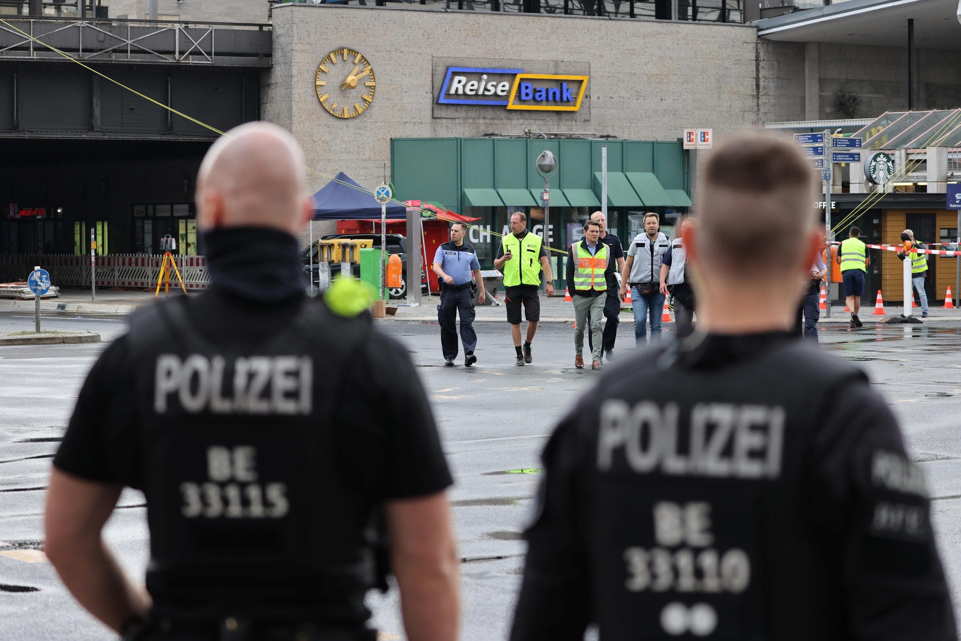 Die Kreuzung am Hardenbergplatz wurde von Polizeikräften abgesichert und bewacht.station in Berlin
