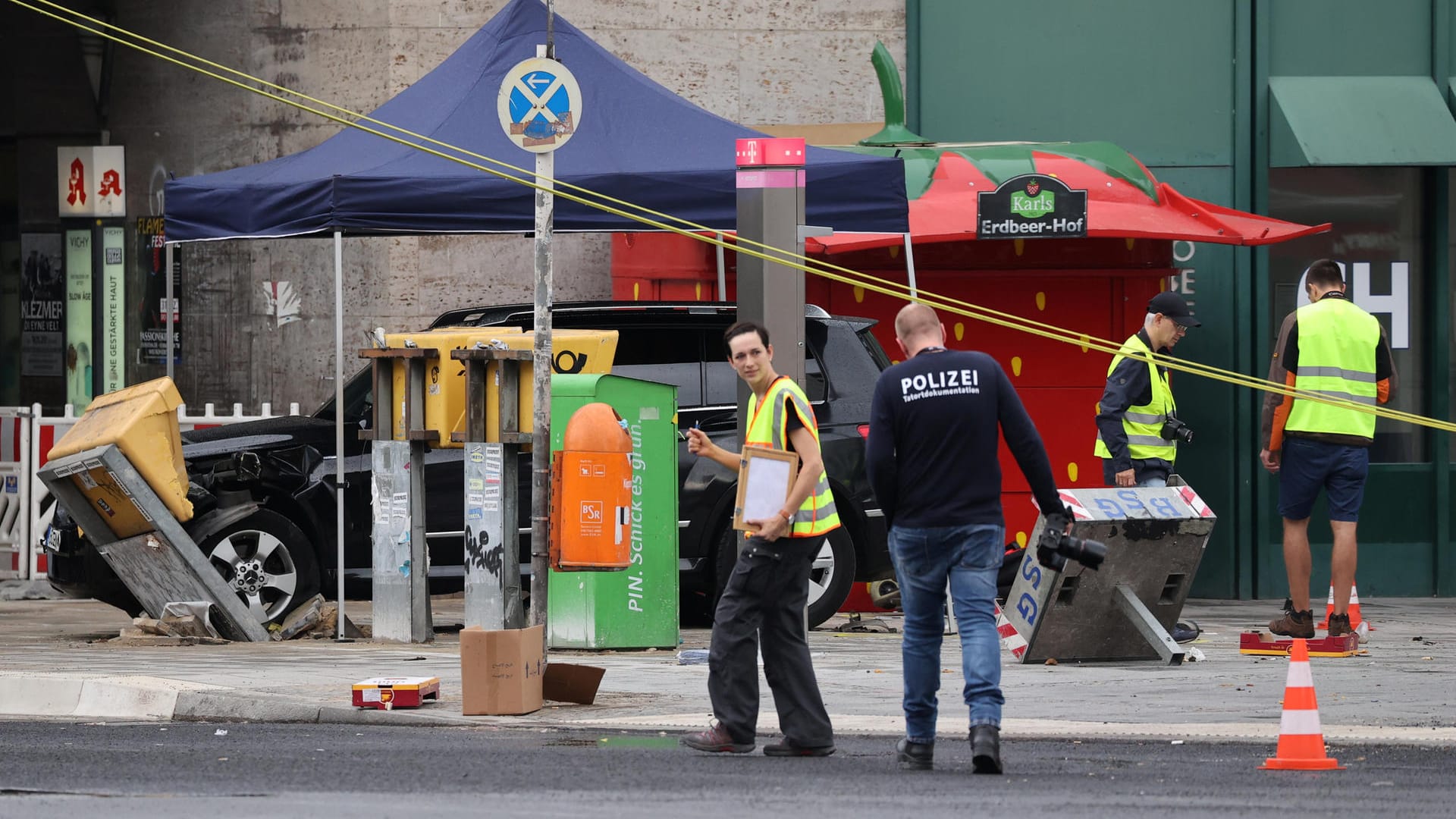 Beim Bahnhof Zoo: Die Unfallstelle wurde sofort gesperrt, der Pkw steht hier noch auf dem Hardenbergplatz.