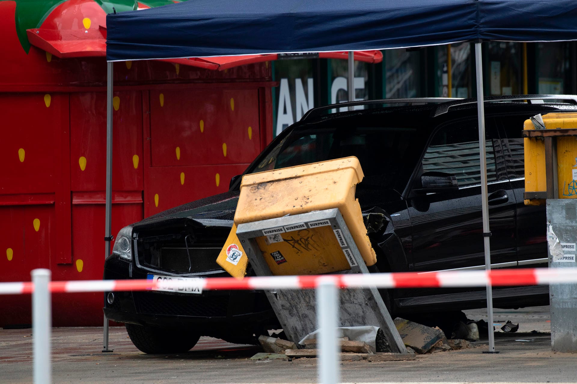 Berlin: Ein Auto steht nach dem Zusammenstoß mit einer Menschengruppe am Hardenbergplatz an einem zerstörten Briefkasten.