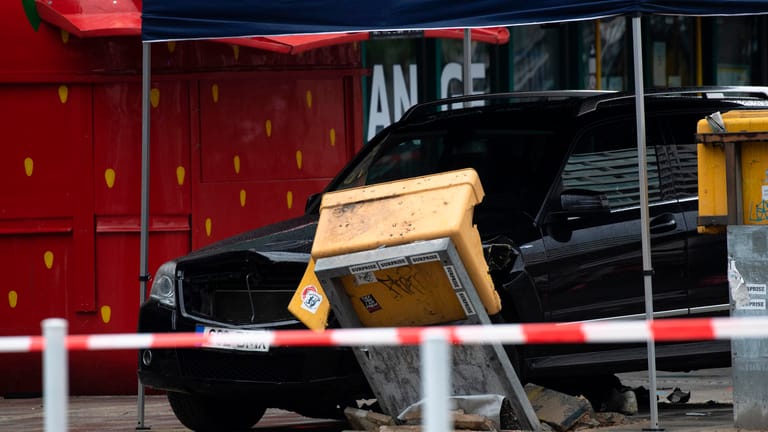 Berlin: Ein Auto steht nach dem Zusammenstoß mit einer Menschengruppe am Hardenbergplatz an einem zerstörten Briefkasten.