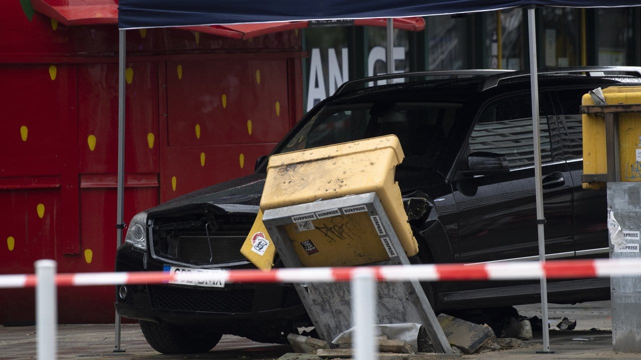 Ein Geländewagen ist in eine Menschengruppe gefahren. Ein Geländewagen ist in eine Menschengruppe gefahren.