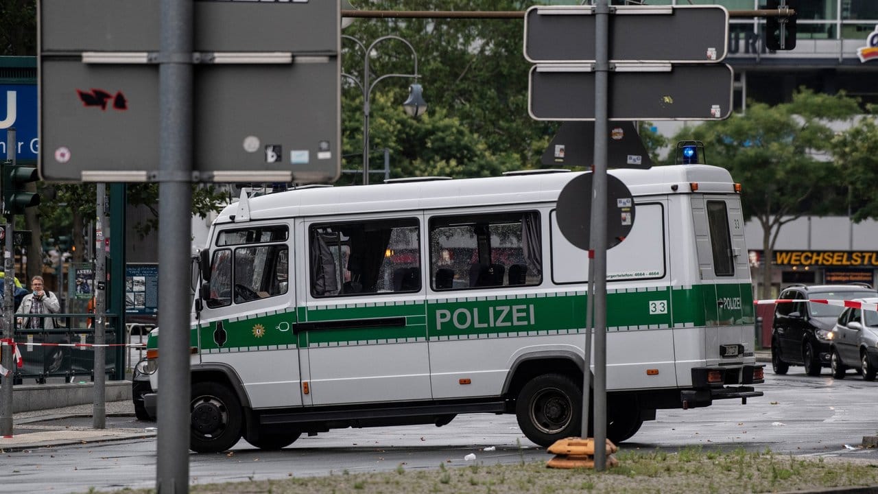 Nach dem Unfall sperrt ein Polizeiwagen die Zufahrt zum Hardenbergplatz. Nach dem Unfall sperrt ein Polizeiwagen die Zufahrt zum Hardenbergplatz.