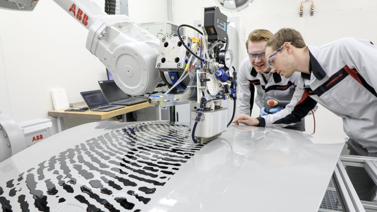 Bei Porsche lässt sich der eigene Fingerabdruck aufs Auto bringen. Bei Porsche lässt sich der eigene Fingerabdruck aufs Auto bringen.