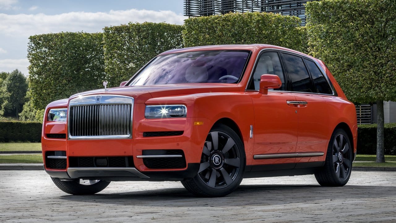Einen Rolls-Royce Cullinan in Orange muss man mögen, beim Wiederverkauf kann zu viel Exotik bei der Ausstattung aber auch Otto-Normalverbrauchern den Erlös minimieren. Einen Rolls-Royce Cullinan in Orange muss man mögen, beim Wiederverkauf kann zu viel Exotik bei der Ausstattung aber auch Otto-Normalverbrauchern den Erlös minimieren.