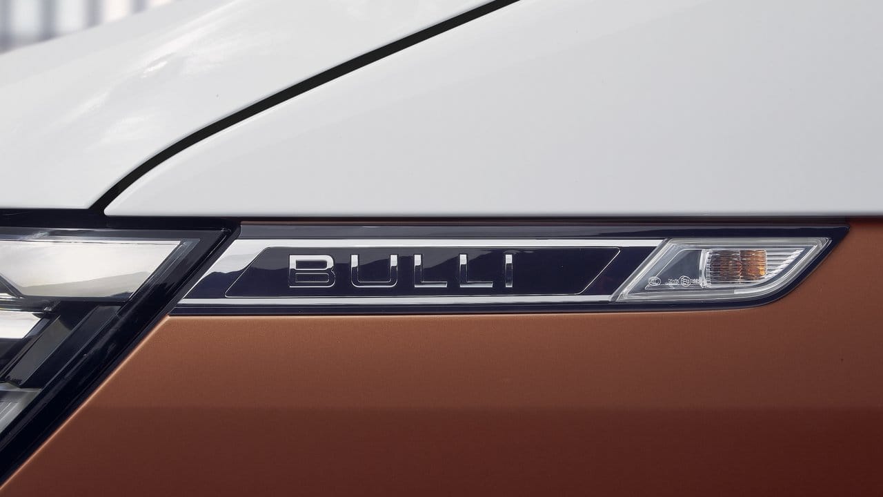 Unter anderem lassen sich beim VW Transporter T6 unterschiedliche Namen auf Zierkonsolen prägen. Unter anderem lassen sich beim VW Transporter T6 unterschiedliche Namen auf Zierkonsolen prägen.